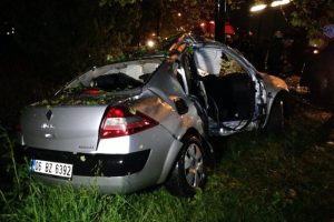Otomobil ağaca &ccedil;arptı: 1 &ouml;l&uuml;, 1 yaralı
