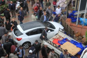 Bursa'da pazara dalan otomobil dehşet sa&ccedil;tı