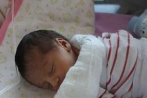 Yanlışlıkla parmağa kesilen bebek ders oldu