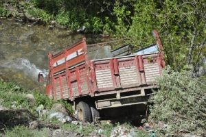 Virajı alamayarak dereye u&ccedil;tu