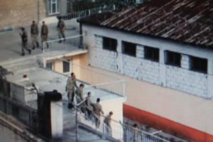 Hastaneye gitmek istemeyen mahkum &ccedil;atıya &ccedil;ıktı