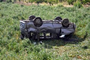 İş&ccedil;i taşıyan minib&uuml;s tarlaya devrildi