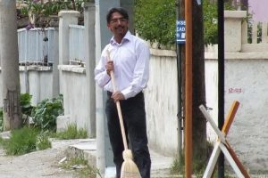 &Ouml;d&uuml;ll&uuml; şair temizlik işleri yapıyor
