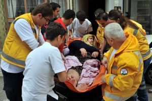 Bursa'da 200 kiloluk kadını b&ouml;yle taşıdılar
