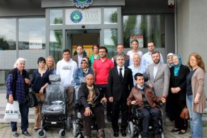İşadamlarından kas hastalarına engelli aracı bağışı