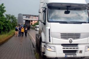 TIR'ın dorsesi &uuml;st ge&ccedil;ide takılırsa...