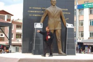 Kent meydanında kendisini yakmaya kalktı