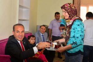 Yardıma muhta&ccedil; aile yeni evlerinde