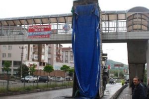 &Uuml;st ge&ccedil;ide takılan TIR'ın dorsesi asılı kaldı!