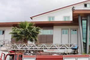 İntihar i&ccedil;in &ccedil;ıktığı &ccedil;atıda bayıldı