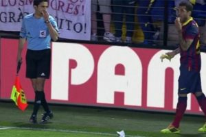 Alves i&ccedil;in şok iddia!Muzu reklam i&ccedil;in mi yedi?
