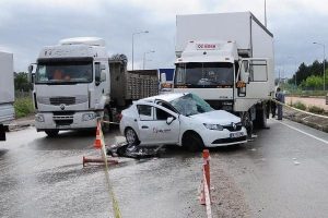 Bursa'da otomobil kamyonun altına girdi