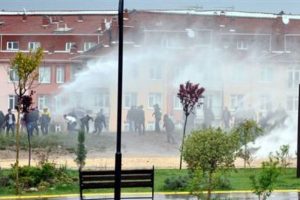 &Ouml;ğrenci kavgasına polis m&uuml;dahalesi