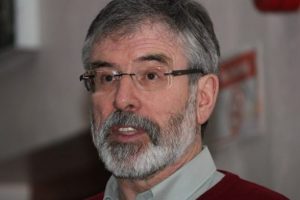 İngiltere Sinn Fein liderini tutukladı