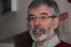 İngiltere Sinn Fein liderini tutukladı
