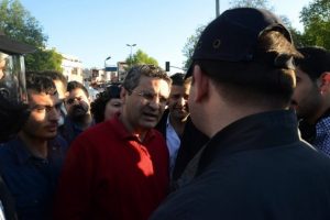 Polis, CHP'ye ait otob&uuml;sleri kaldırmak isteyince...