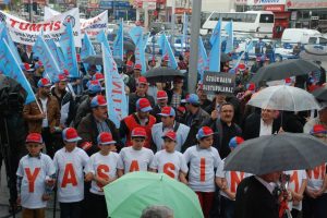 Bursa'da 1 Mayıs coşkusu! Yağmura rağmen...
