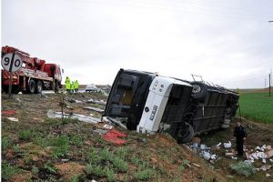 Şarampole devrilen iş&ccedil;i otob&uuml;s&uuml;nde 37 yaralı var