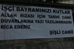 Şişli Camii'nin duvarında ilgin&ccedil; pankart