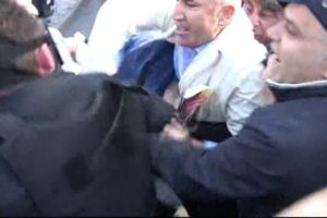 CHP'li vekilden polise yumruk