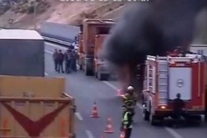Lastik jantından &ccedil;ıkan kıvılcımlar TIR'ı yaktı