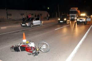 Motosikletiyle 40 metre s&uuml;r&uuml;klendi