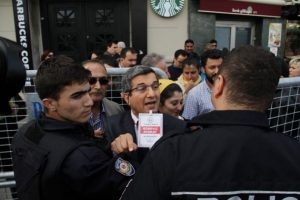 Polis ve avukatlar arasında gerginlik
