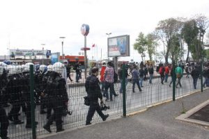 Taksim'e &ccedil;ıkmak isteyen gruba polis izin vermedi