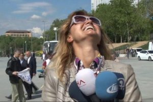 &Uuml;nl&uuml; mankenin başına &ouml;yle bir şey geldi ki...