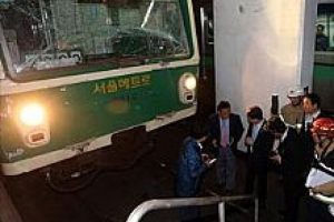 İki metro &ccedil;arpıştı: 78 yaralı