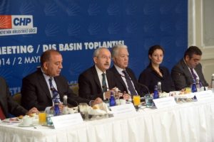 Yabancı basınla "yerli basına kapalı" toplantı