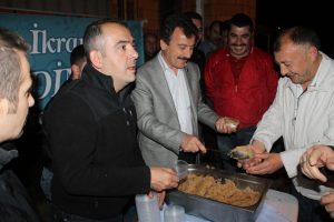 Belediye kandil nedeni ile helva dağıttı