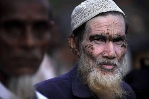 Hindistan'da M&uuml;sl&uuml;man k&ouml;yler ateş altında