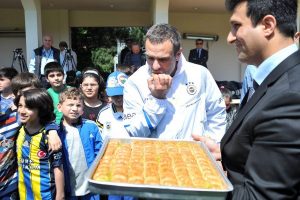 Fenerbah&ccedil;eli miniklerden Yanal'a tatlı s&uuml;rprizi!