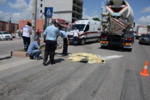 Beton mikserinin altında feci &ouml;l&uuml;m!