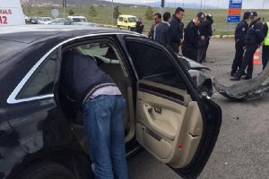 Makam aracı ambulansla &ccedil;arpıştı: 8 yaralı