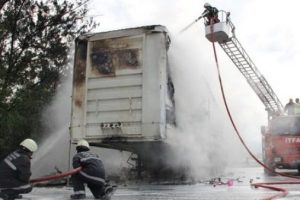 TEM otoyolunda TIR alev alev yandı