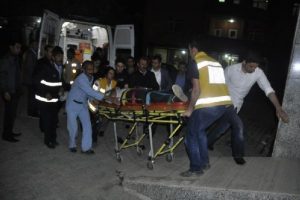 Sınırda olay &ccedil;ıktı: 1'i asker 5 yaralı