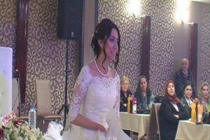 Gelinliği ile haber sundu