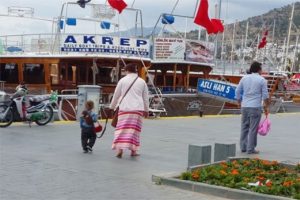 &Ccedil;ocuğunu iple gezdiren anne g&ouml;renleri şaşırttı