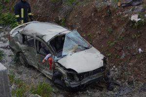 Otomobil tarlaya u&ccedil;tu: 2 &ouml;l&uuml;, 2 yaralı