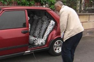 Sonunda bu da oldu! Otomobilin kapısı &ccedil;alındı