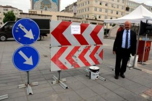 Magandaların hedefi olan trafik levhaları sergilendi