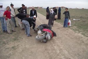 Motosiklete binerken yılan saldırdı