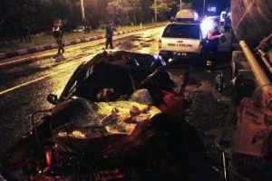 Beton mikserine &ccedil;arpan otomobilin s&uuml;r&uuml;c&uuml;s&uuml; &ouml;ld&uuml;