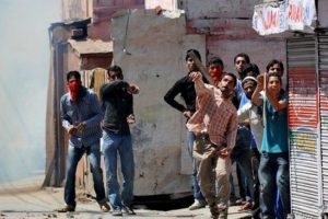 Hindistan'da &ouml;ğrencilere saldırılar s&uuml;r&uuml;yor