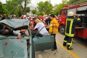 Trafik kazası tatbikatı ger&ccedil;eği aratmadı
