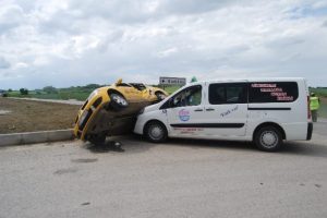 Ticari otomobil ile yolcu minib&uuml;s&uuml; kazası: 5 yaralı