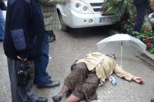 Yaralı kadın ambulansı yerde b&ouml;yle bekledi