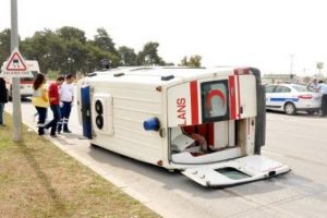 Hasta taşıyan ambulansla minib&uuml;s &ccedil;arpıştı